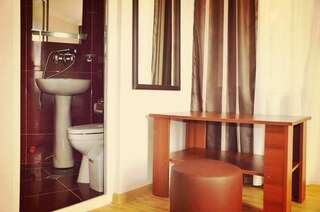 Отель Hotel Nina Тбилиси Улучшенный трехместный номер-6