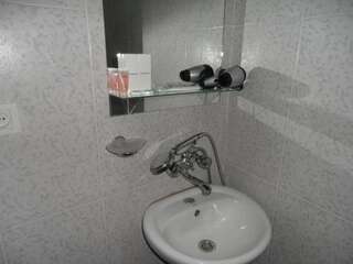 Отель Hotel Nina Тбилиси Улучшенный трехместный номер-7