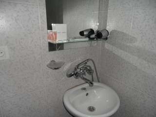 Отель Hotel Nina Тбилиси Улучшенный трехместный номер-14