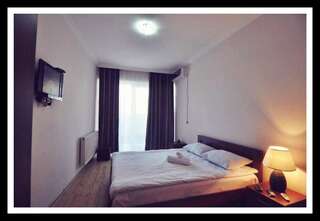 Отель Hotel Nina Тбилиси Улучшенный трехместный номер-15