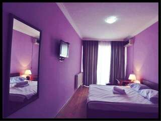 Отель Hotel Nina Тбилиси Улучшенный трехместный номер-19