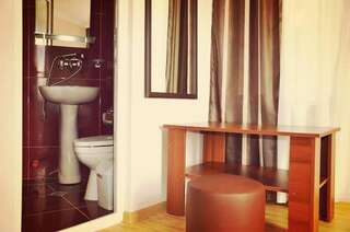 Отель Hotel Nina Тбилиси Улучшенный трехместный номер-20