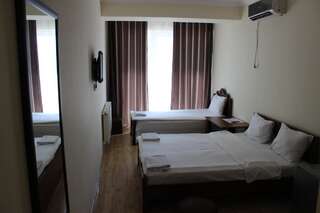 Отель Hotel Nina Тбилиси Улучшенный трехместный номер-25
