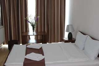 Отель Hotel Nina Тбилиси Улучшенный трехместный номер-1