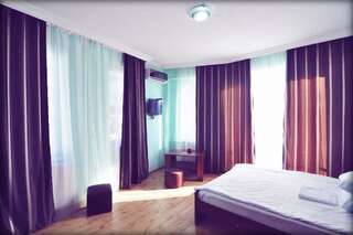 Отель Hotel Nina Тбилиси Улучшенный трехместный номер-2